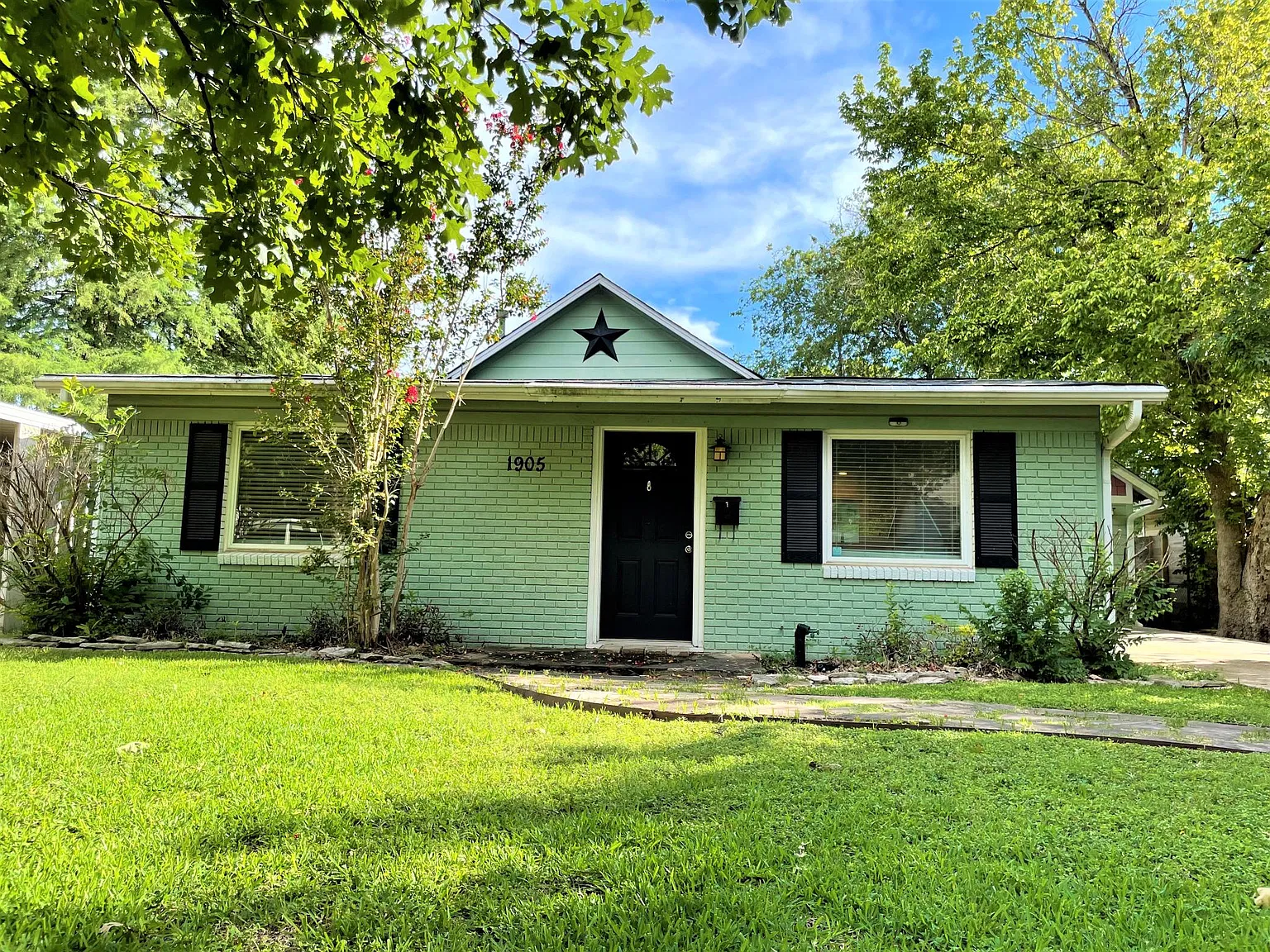 1905 Pasadena Dr — Photo 2