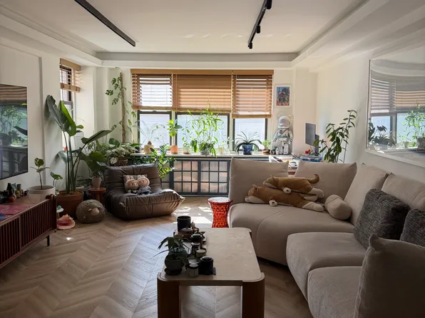 135 East 54th Street image 1 of 9