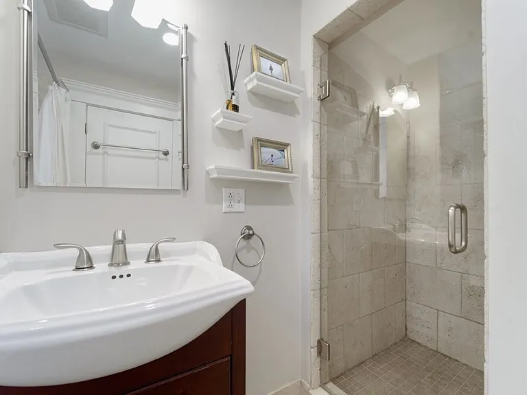446 E 6th St #1 — Photo 13