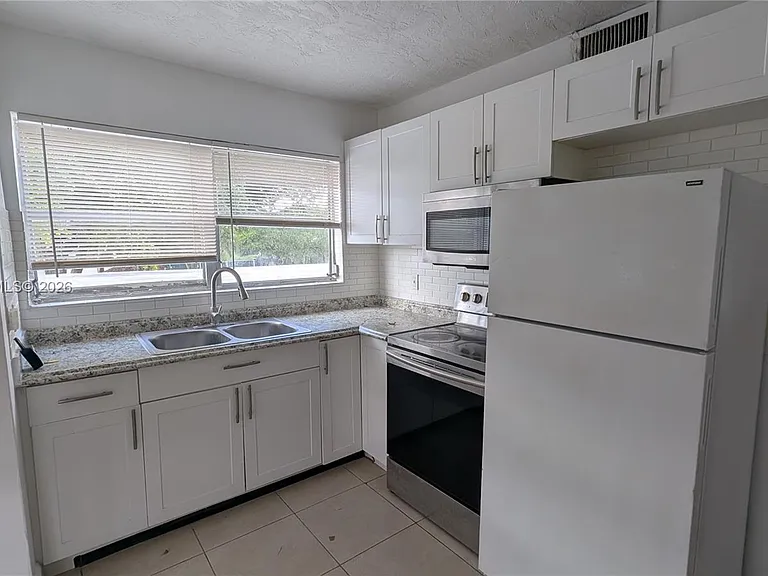 708 NE 4th St #2 — Photo 5