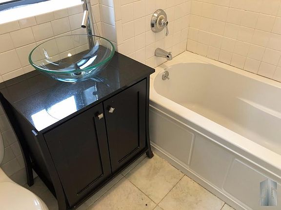4th image of 921 Washington Ave APT 6H