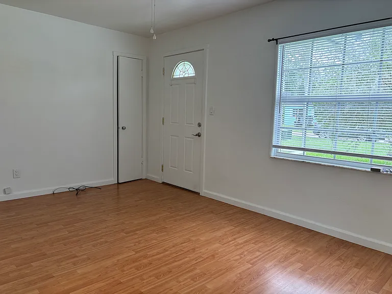 733 W Pennsylvania Ave — Photo 2