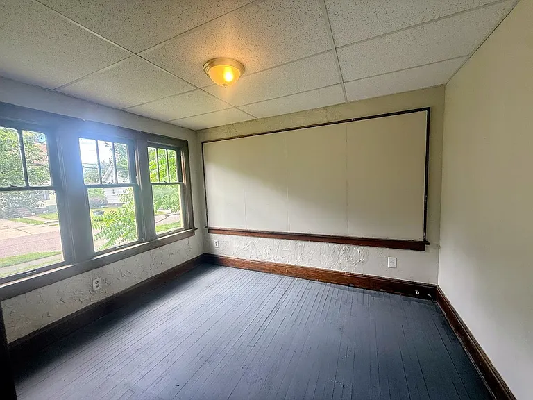 325 Grace Ave — Photo 5