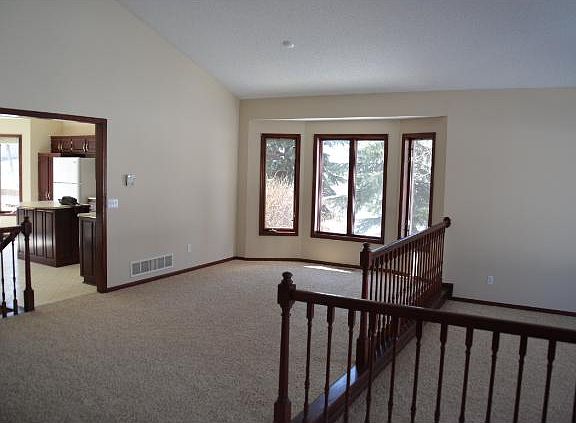3rd image of 715 Meadowood Dr