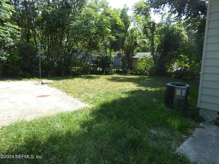 516 E 58th St — Photo 15