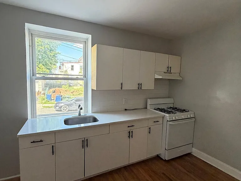 9-11 Fuller Pl #1 — Photo 5