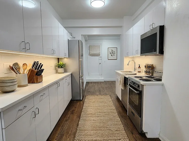 156 E 37th St #1D — Photo 2