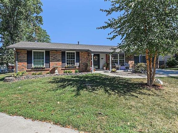 2nd image of 5 Trail Oaks Ct