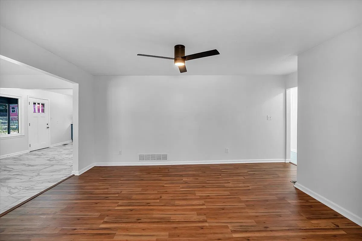 2142 Cloverdale dr - 1 — Photo 3