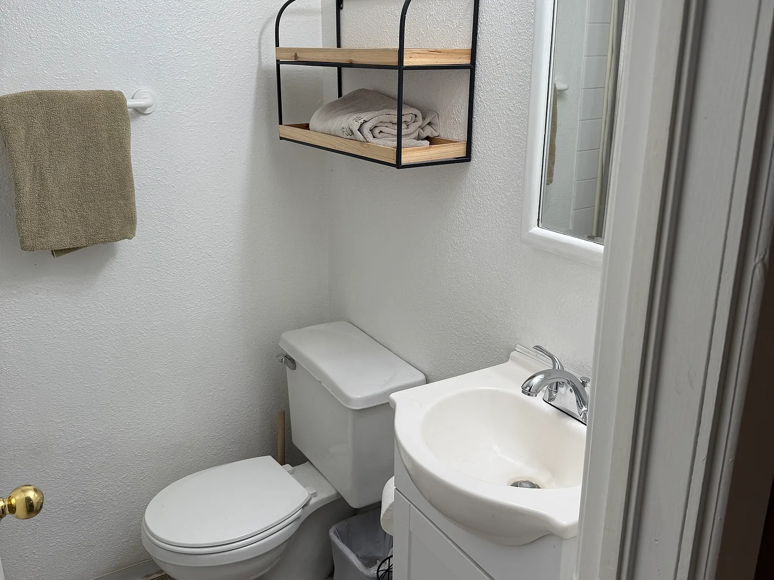 3 bed, 1.5 bath, 800 sqft, $1,400 — Photo 2