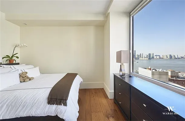 Sold by Warburg | media 6