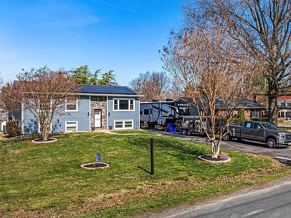 2nd image of 214 Nichols Manor Dr