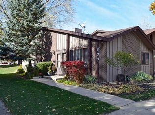 574 Forum Dr, Roselle, IL 60172