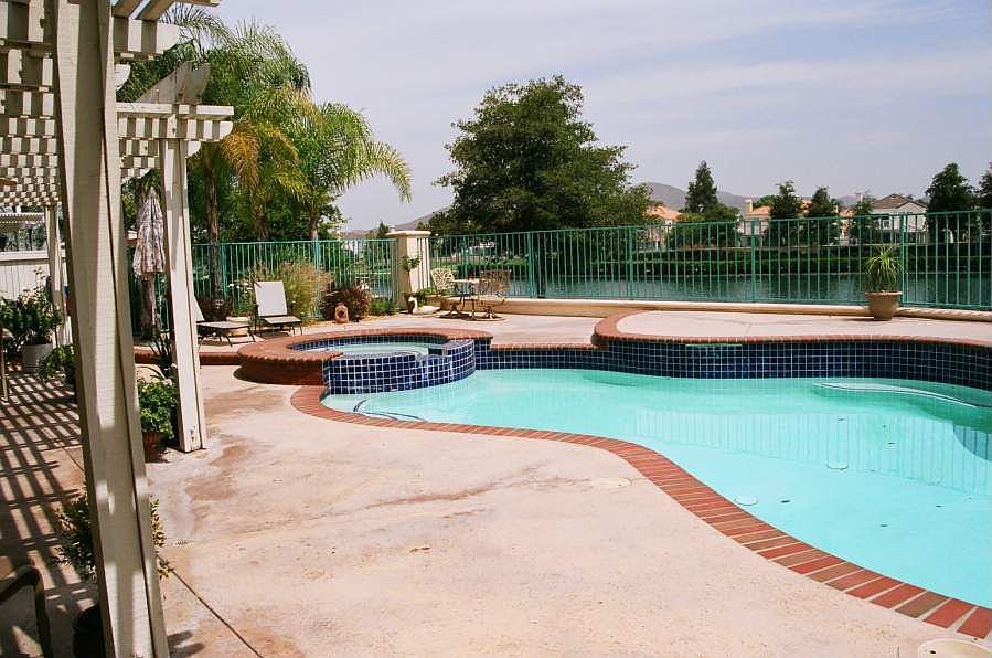 Back-Pool/Lake View