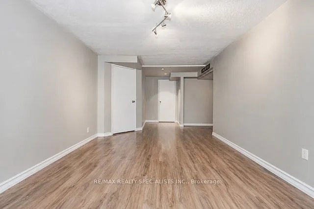 110 Steeles Cres — Photo 12