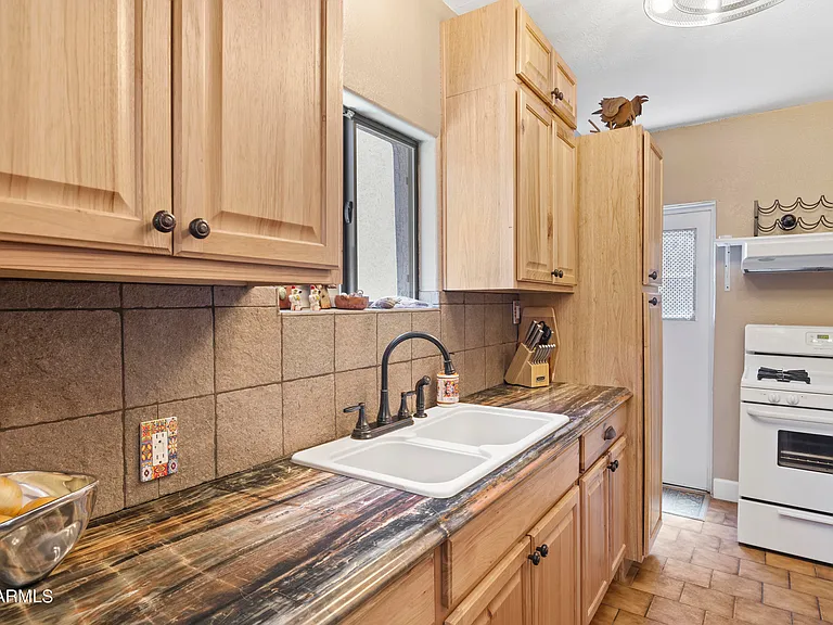 188 S Adonis Ave — Photo 12