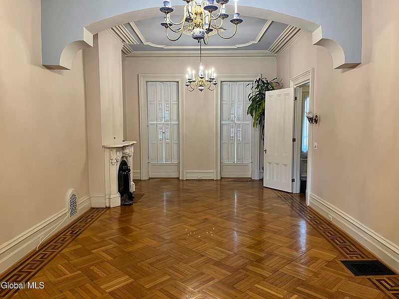 5th image of 223 Lancaster Street