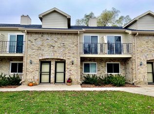 1128 W Baldwin Ct, Mequon, WI 53092