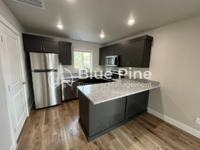 2 bed, 1.5 bath, 923 sqft, $1,295 — Photo 3