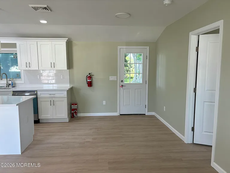 14 Skippers Blvd — Photo 3