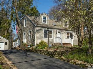 55 Hunters Ln, Huntington Station, NY 11746