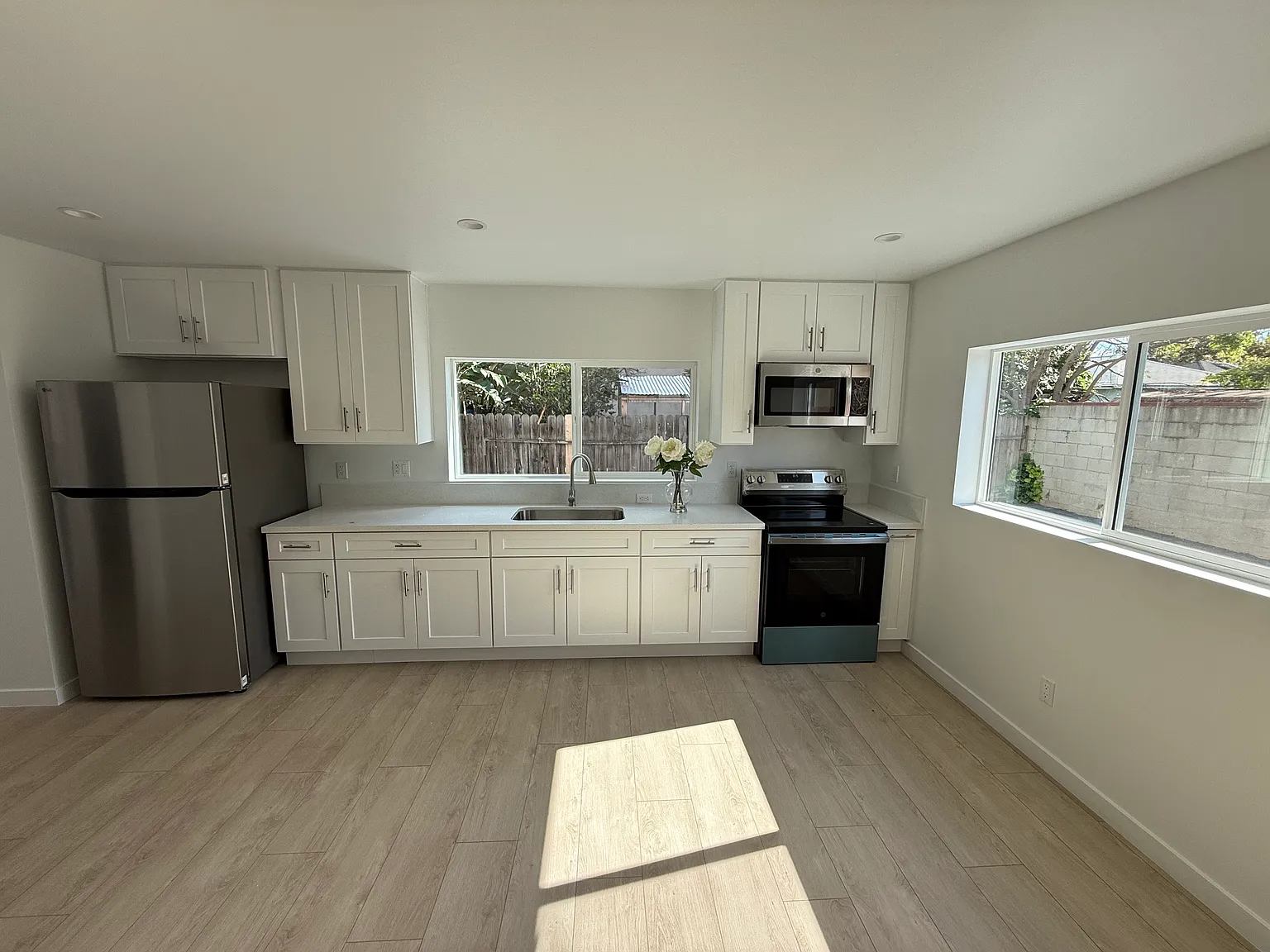 3 bed, $3,500 — Photo 2