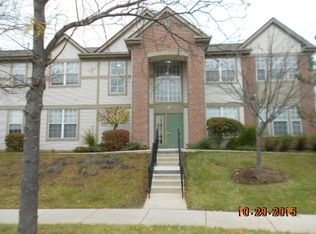 1677 Carlemont Dr APT B, Crystal Lake, IL 60014