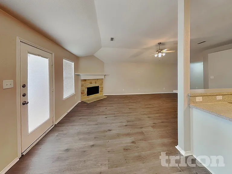 1584 Sandhurst Dr — Photo 6