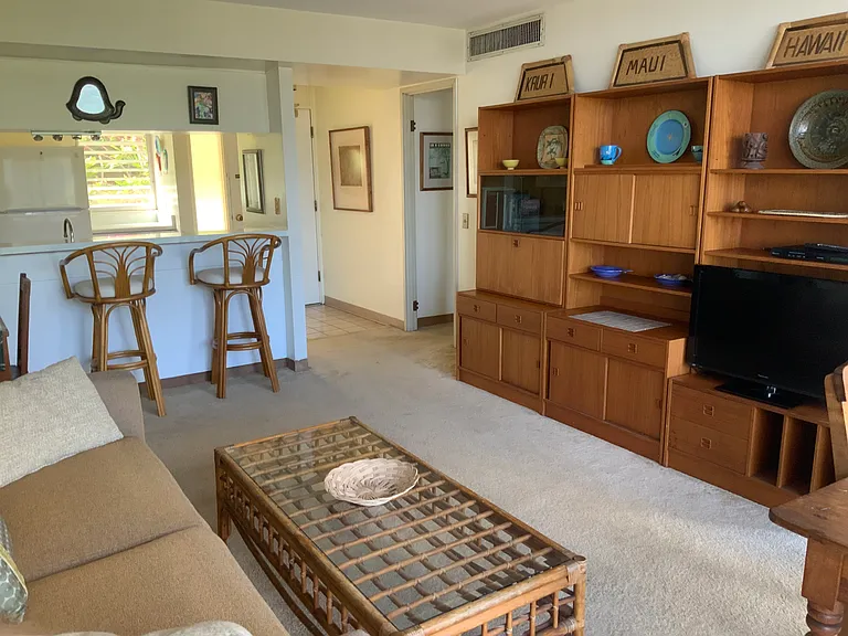 This is a comfortable unit that has classic Hawaiian artwork. It has a relaxing local island vibe.