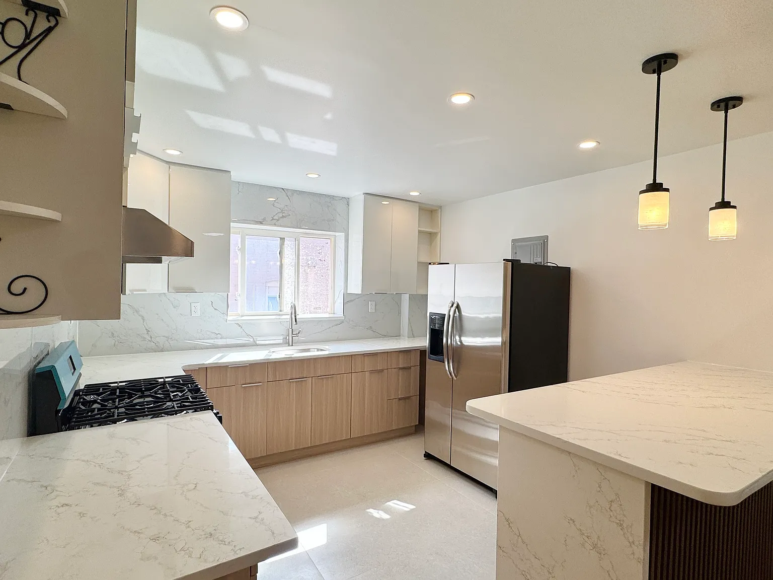3 bed, 1.5 bath, 1200 sqft, $3,600 — Photo 2