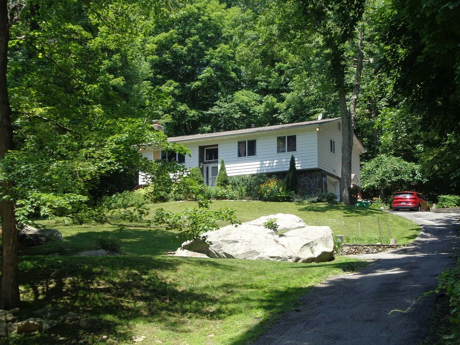 498 Holmes Rd photo 1