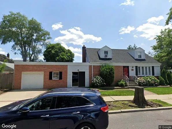 1116 Pembroke St, Uniondale, NY 11553