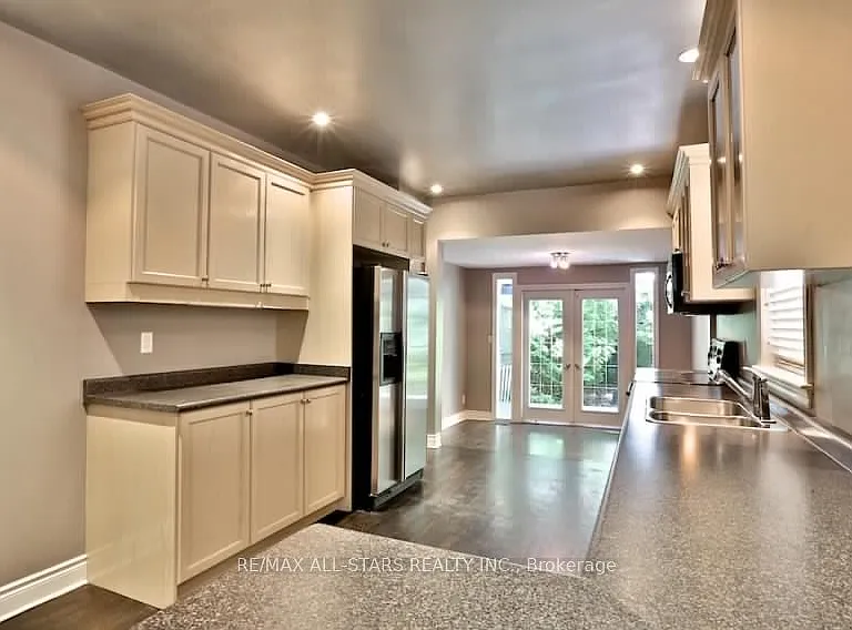 68 Macpherson Ave — Photo 7