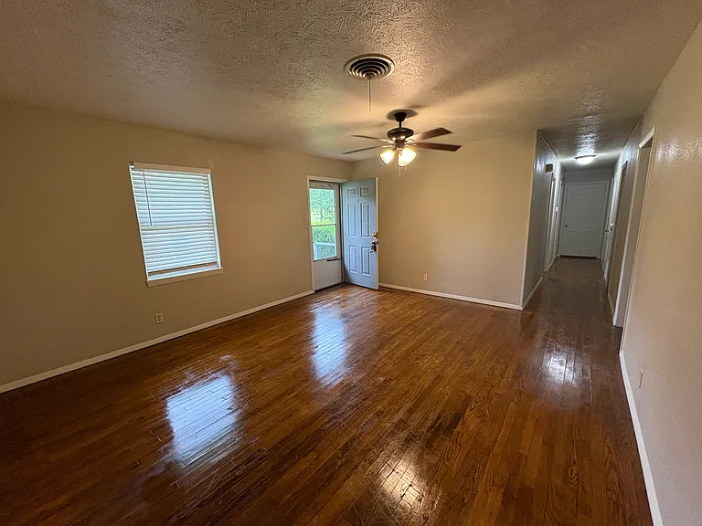 404 W Heron St — Photo 3