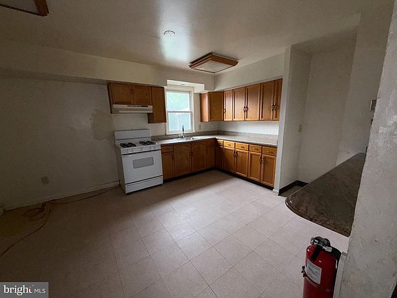 4th image of 122 Hamilton St