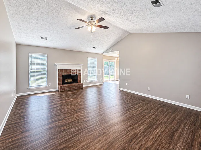 3 bed, 2.0 bath, 1173 sqft, $1,970 — Photo 4
