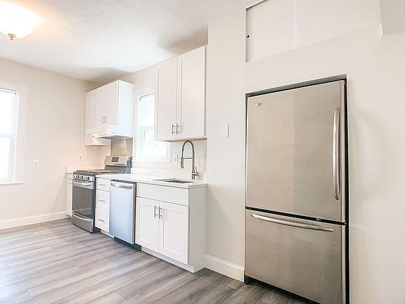 Newly-renovated eat-in kitchen