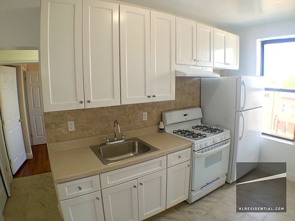 4th image of 3149 42nd St APT 2