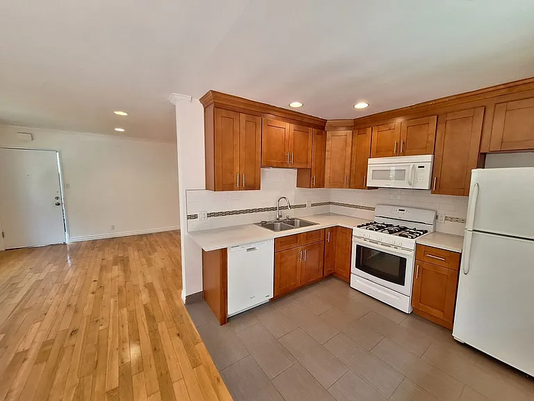 1515 S Beverly Glen Blvd #4 — Photo 2