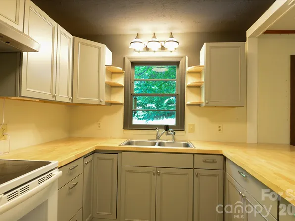 24 Sarabec Hill Rd, Black Mountain, NC 28711