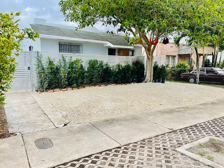 NW 42nd St — Photo 1