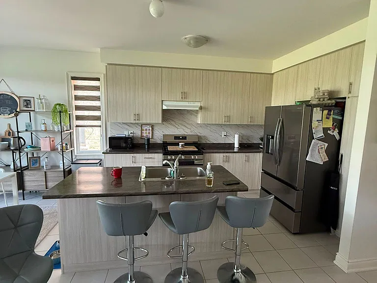 128 Bloomfield Cres E — Photo 3