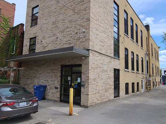 4th image of 192 Hunter St W