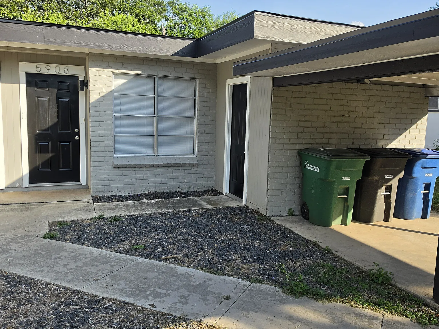 2 bed, 1.5 bath, 984 sqft, $1,300 — Photo 1