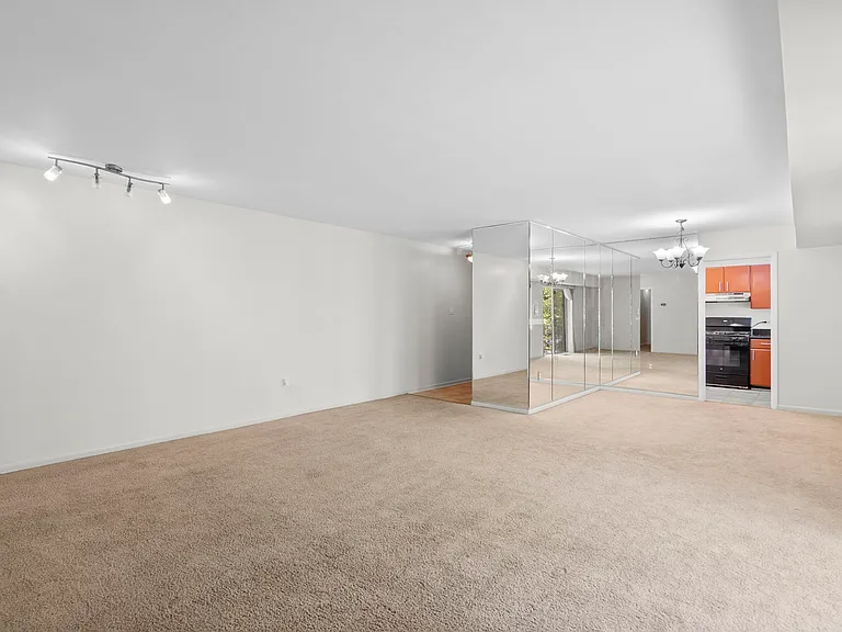 10643 Weymouth St #103 — Photo 7