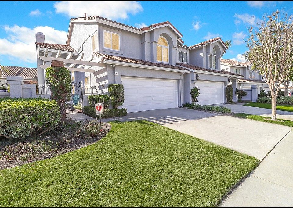 1st image of 8 Nutcracker Ln