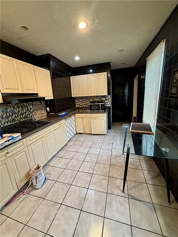 2 bed, 1.0 bath, 2899 sqft, $2,600 — Photo 3