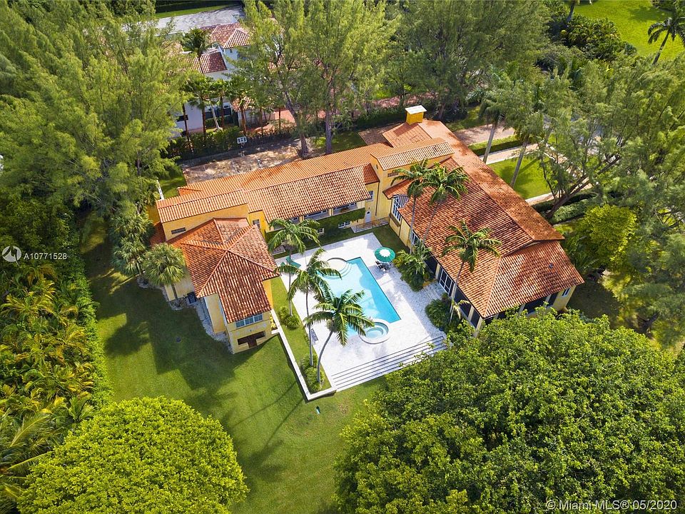 1st image of 555 Casuarina Conc