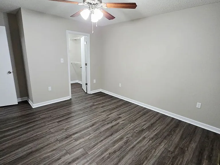Country Shores Apartments — Photo 52
