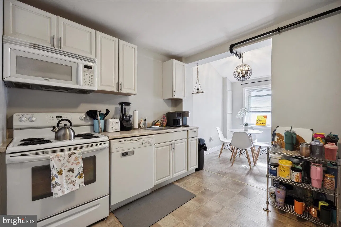 2 bed, 1.0 bath, 1000 sqft, $3,295 — Photo 3